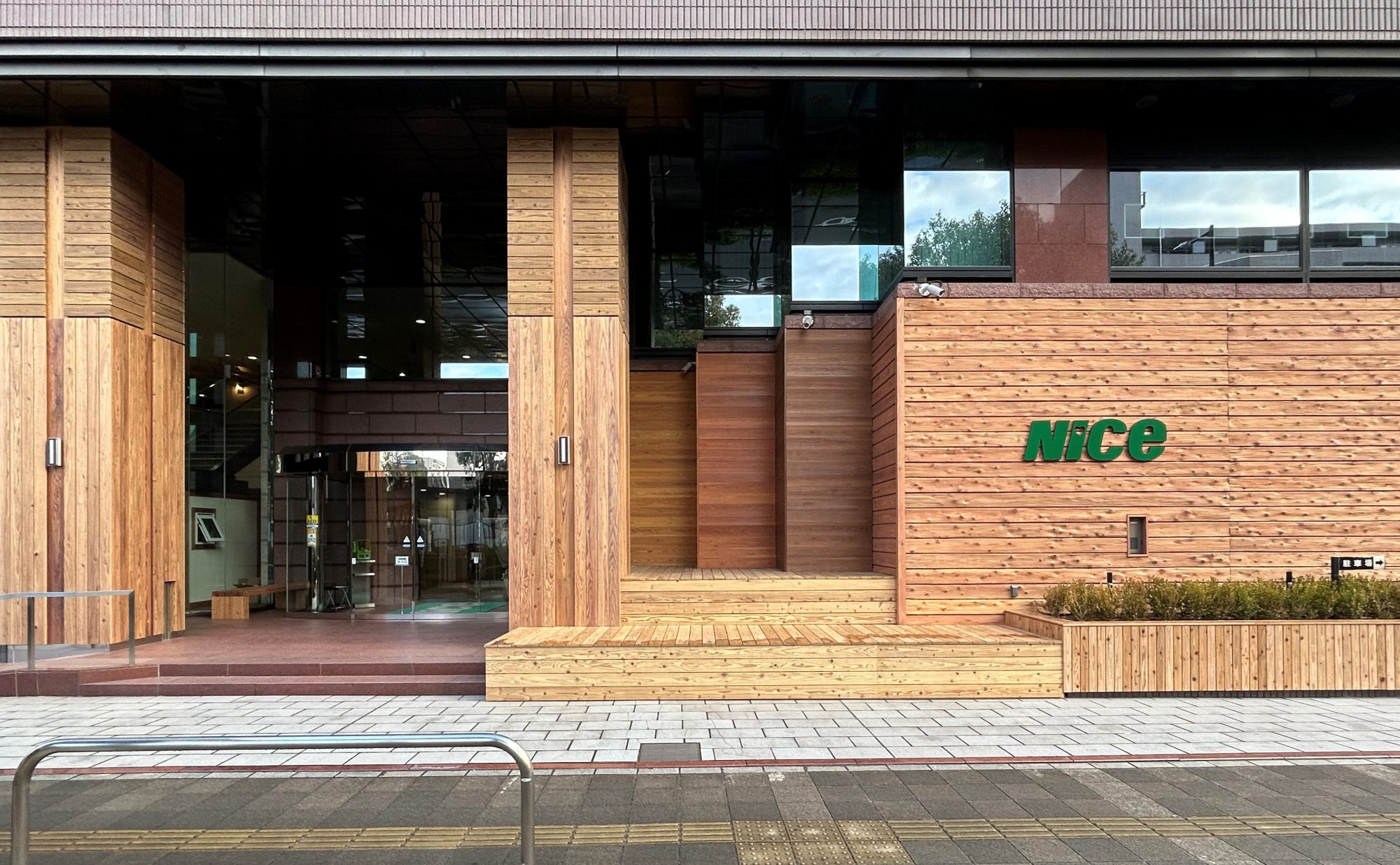 ナイス株式会社 本社ビル外装木質化 1期工事