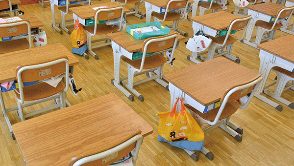 ナイスグループ 徳島文理小学校の学習机に「Gywood®」採用 県産材の利用促進へ地域連携で需要創造